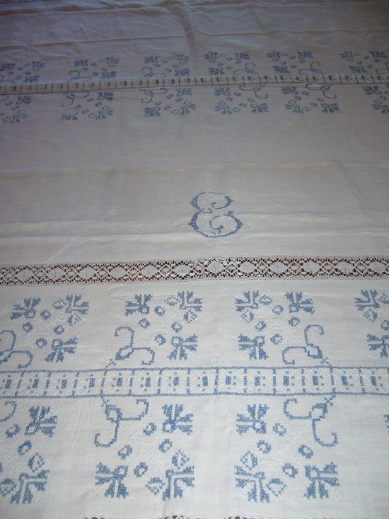 Nappe brodée en lin et dentelle, monogramme EA vers 1900