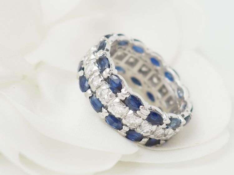 Bague bandeau en or blanc, saphirs naturels et diamants 