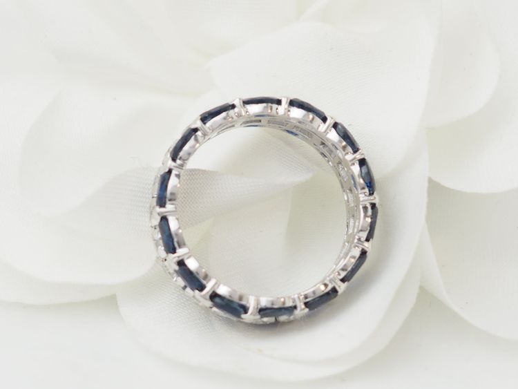 Bague bandeau en or blanc, saphirs naturels et diamants 