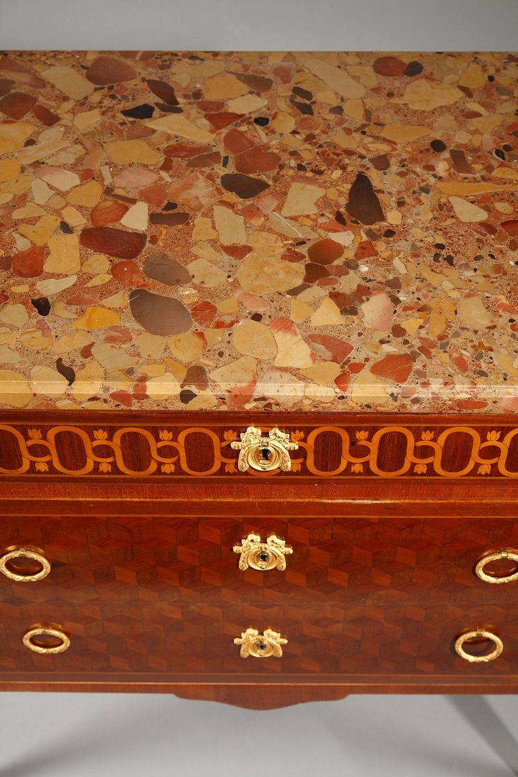 Comò in stile di transizione in legno intarsiato e bronzo dorato