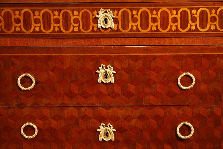 Comò in stile di transizione in legno intarsiato e bronzo dorato