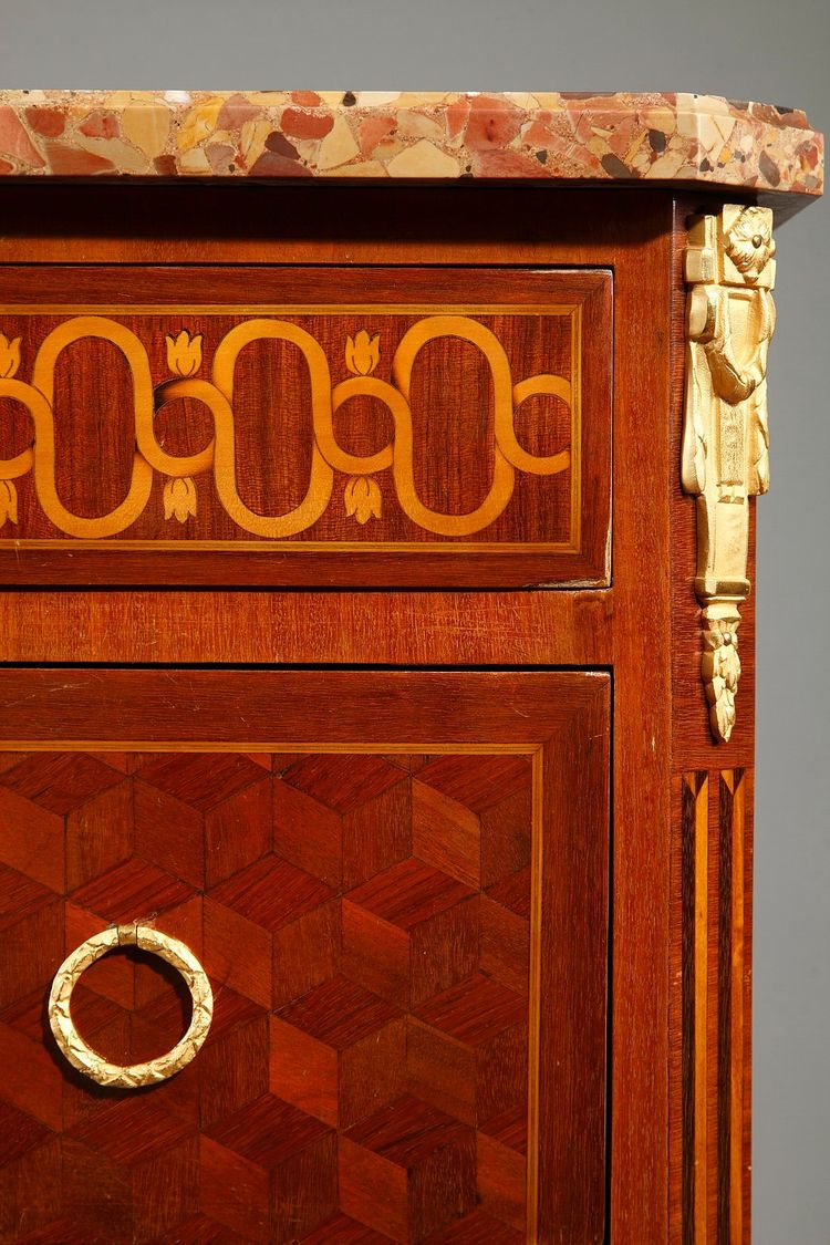 Comò in stile di transizione in legno intarsiato e bronzo dorato