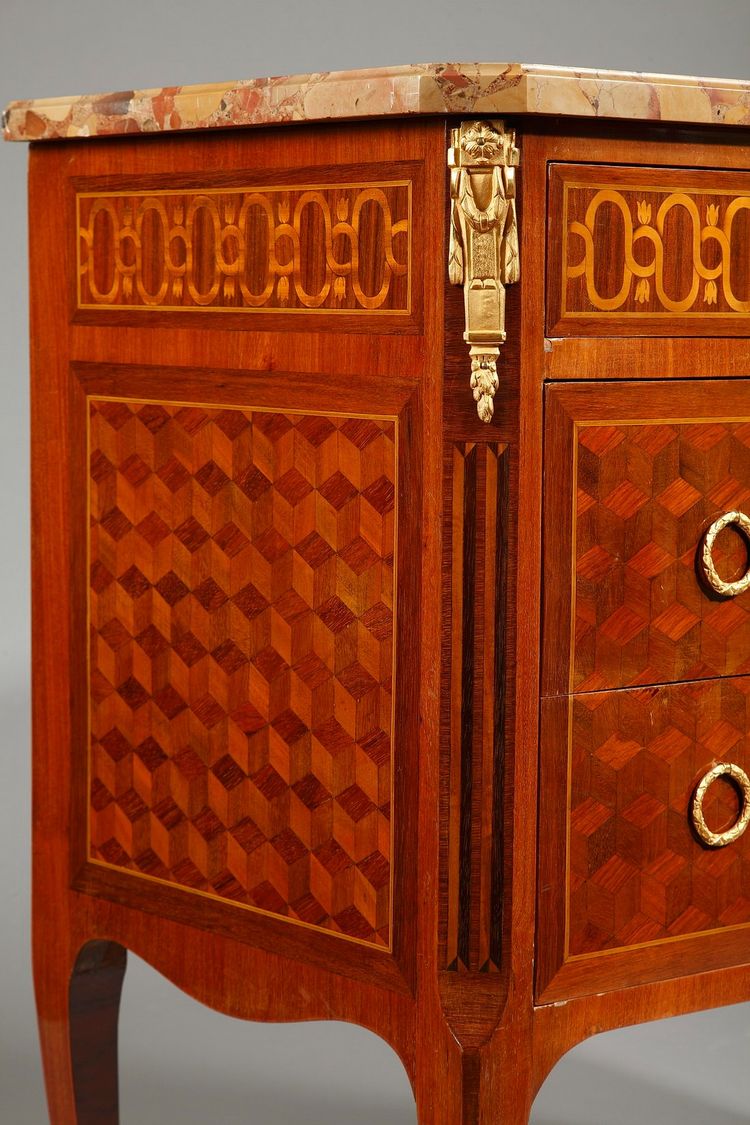 Comò in stile di transizione in legno intarsiato e bronzo dorato