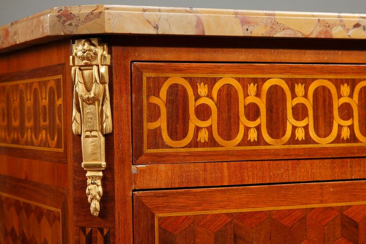 Comò in stile di transizione in legno intarsiato e bronzo dorato