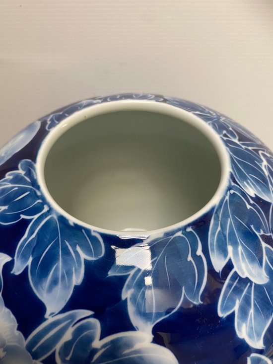 VASO A SFERA IN PORCELLANA GIAPPONESE