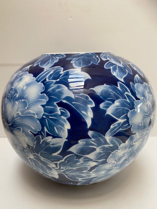 VASO A SFERA IN PORCELLANA GIAPPONESE