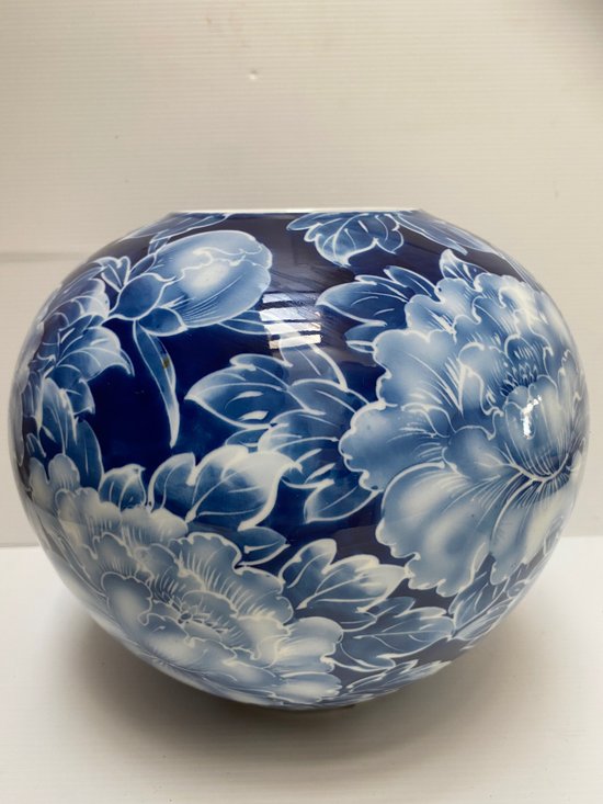 VASO A SFERA IN PORCELLANA GIAPPONESE