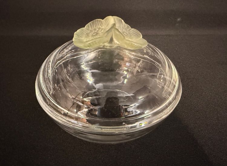 Superb crystal box, the glass paste finial signed Daum