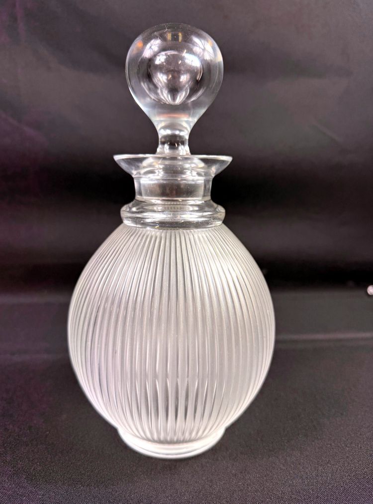Magnifico decanter in cristallo, modello "Langeais", firmato Lalique France
