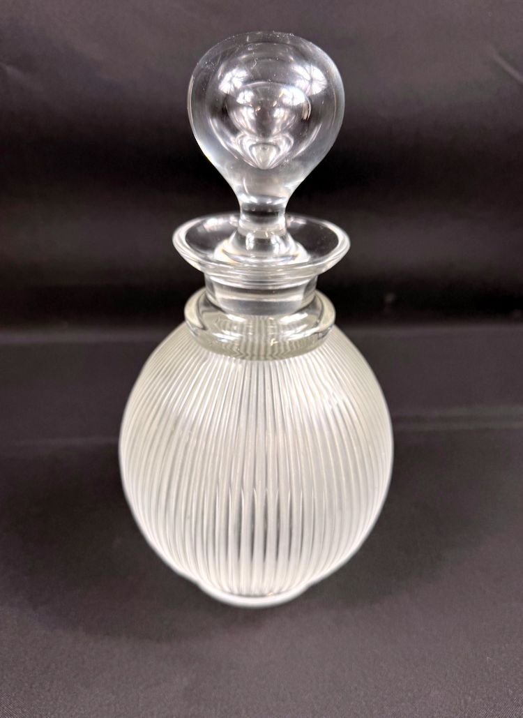 Magnifico decanter in cristallo, modello "Langeais", firmato Lalique France