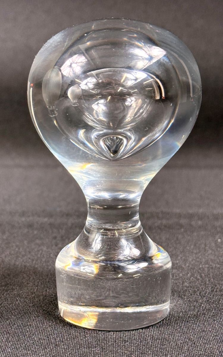 Magnifico decanter in cristallo, modello "Langeais", firmato Lalique France