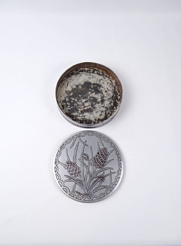 Art Nouveau pewter box or candy dish signed J. Siguet, early 20th century