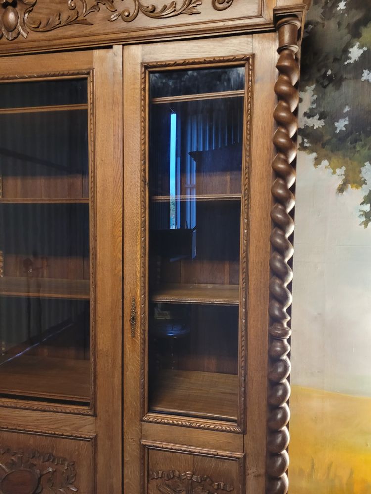 Großes dreitüriges Bücherregal aus Eiche.