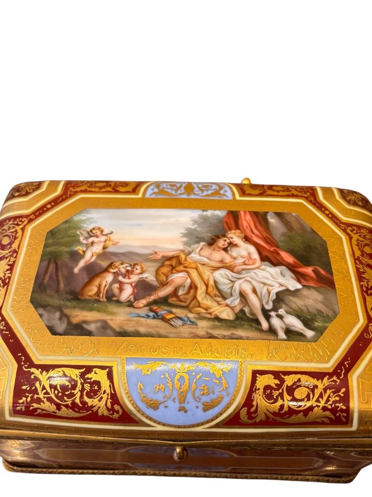 Scatola di porcellana del XIX secolo, decorata con immagini mitologiche di Venere e Adone