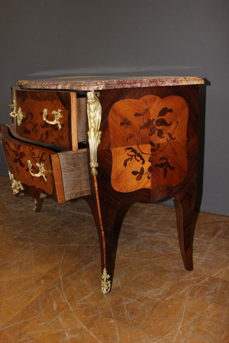 Commode de style Louis XV en marqueterie vers 1930