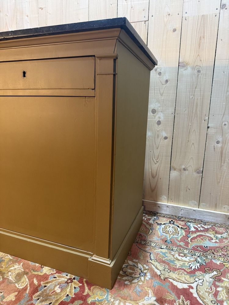 Louis-Philippe-Sideboard mit Sockel aus lackiertem Holz und schwarzem Marmor