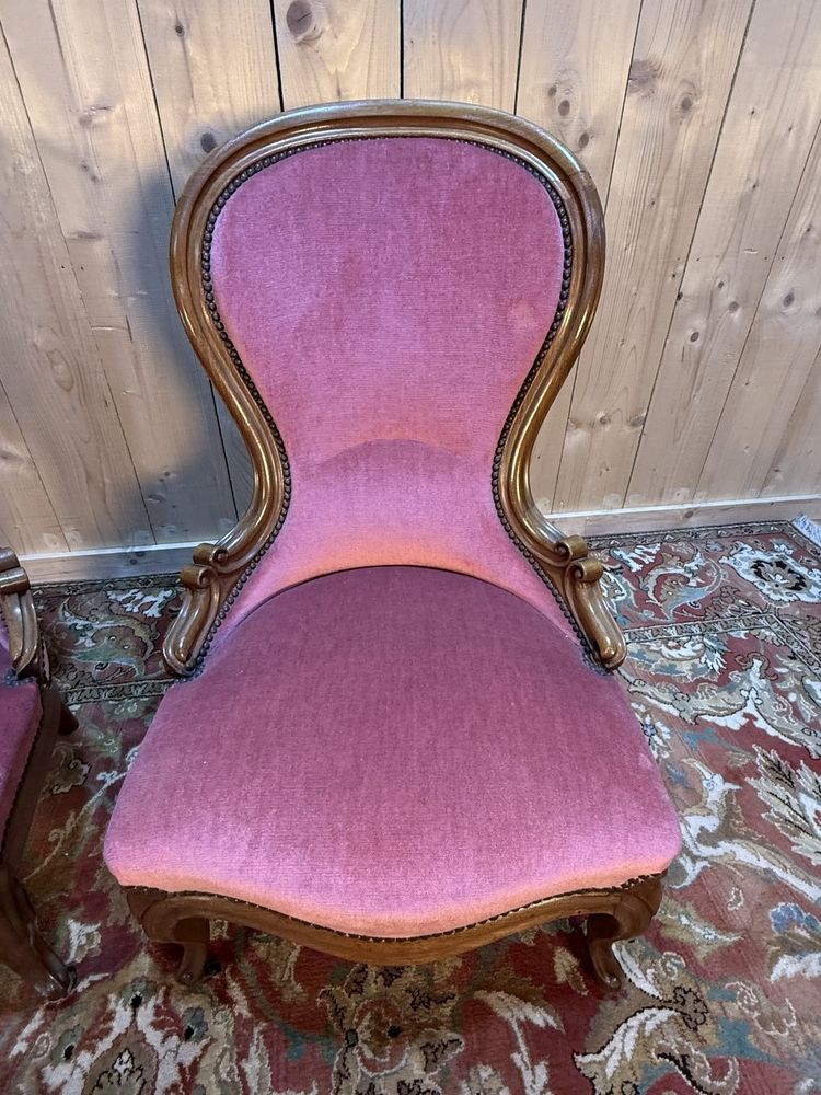 Paire de chauffeuses Louis Philippe en noyer et velours rose