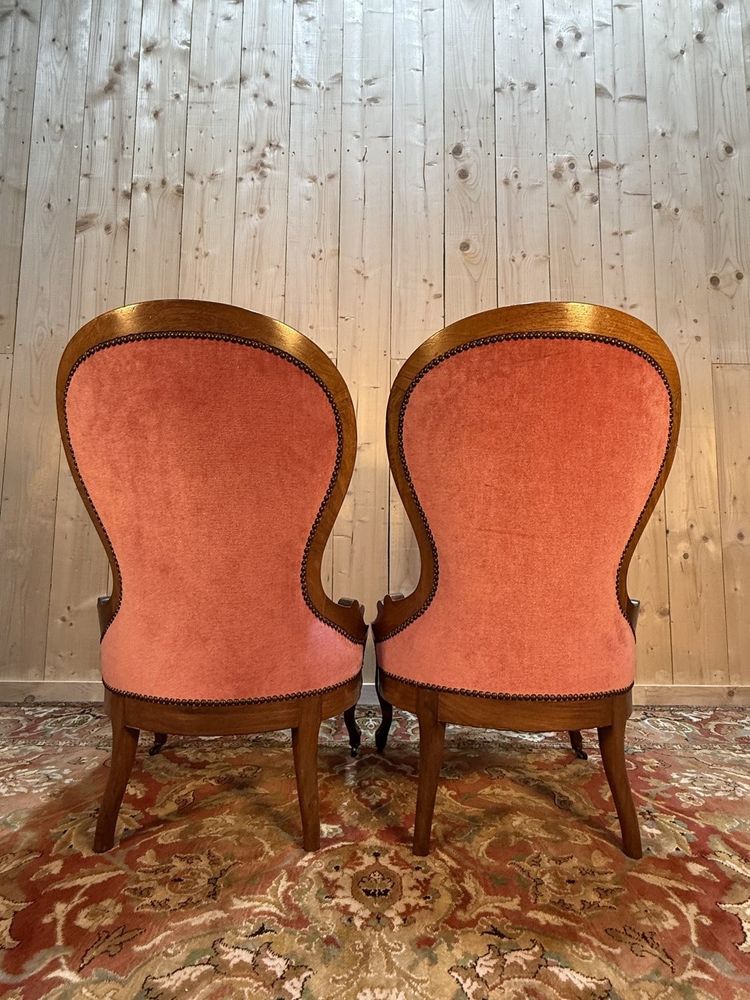 Paire de chauffeuses Louis Philippe en noyer et velours rose