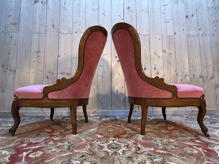 Paire de chauffeuses Louis Philippe en noyer et velours rose