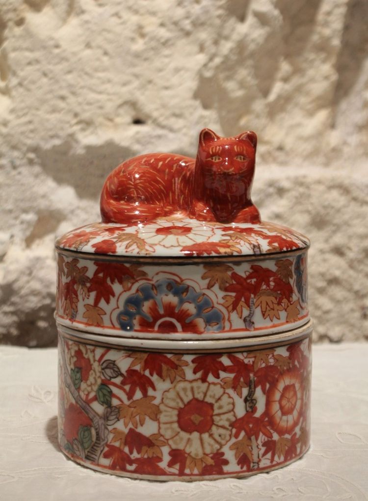 Imari-style earthenware box surmounted by a cat, 20th century