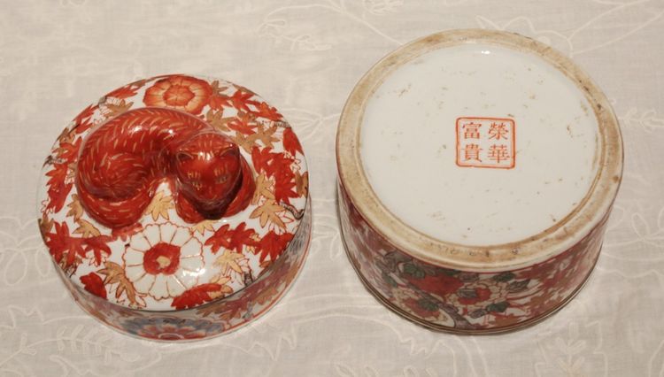 Imari-style earthenware box surmounted by a cat, 20th century