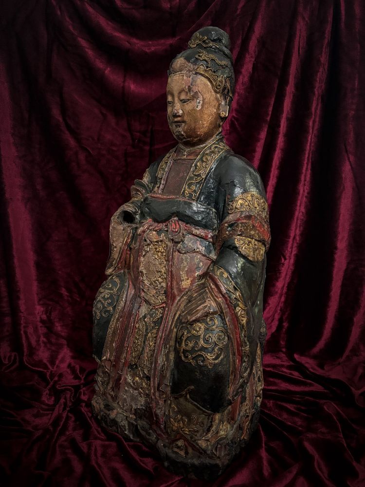 Very rare lacquered wooden statue of a queen, Vietnam, 18th century