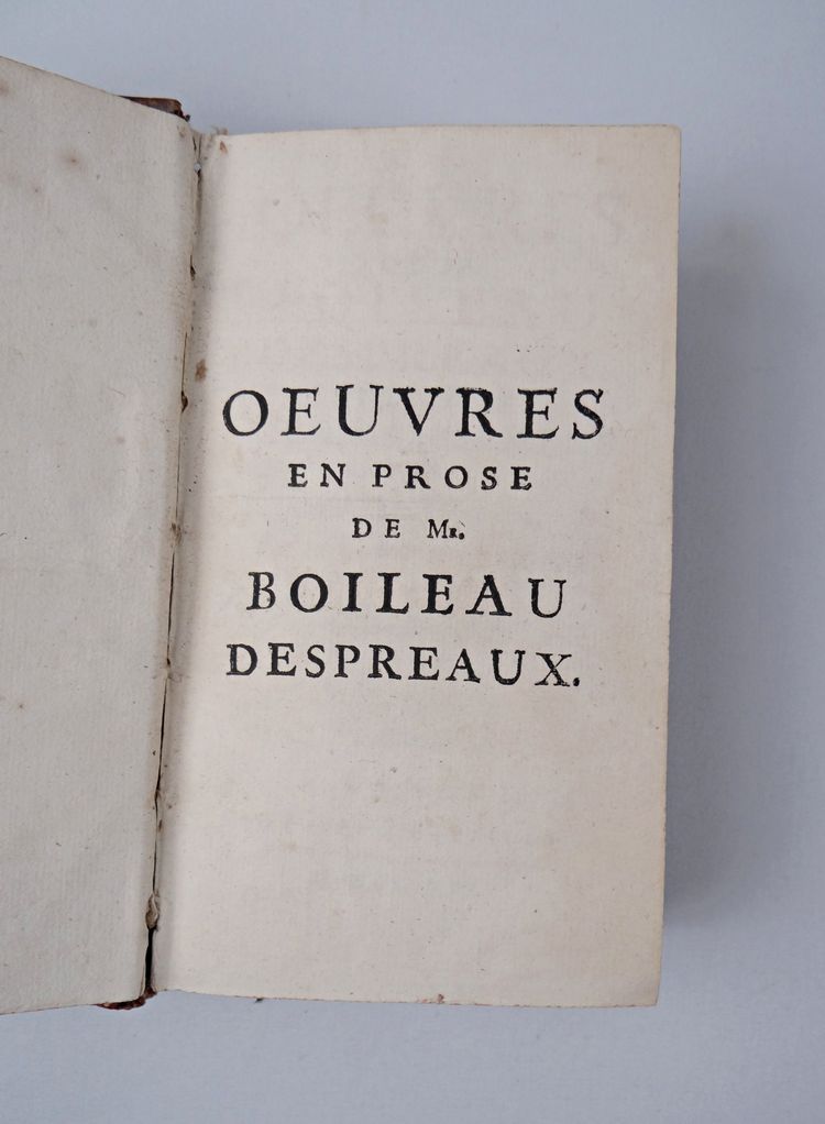 Opere in prosa di Monsieur Boileau Despreaux, Volume tre, pubblicato da Fabri & Barrillot, 1716