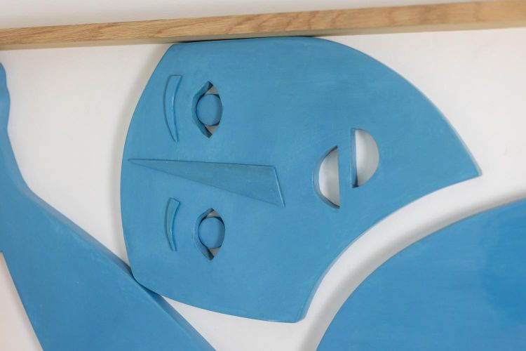 Blau lackiertes Holzrelief. Zeitgenössisches Werk eines französischen Künstlers. LS66623001