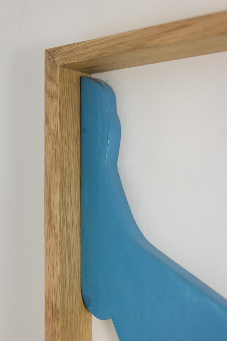 Blau lackiertes Holzrelief. Zeitgenössisches Werk eines französischen Künstlers. LS66623001