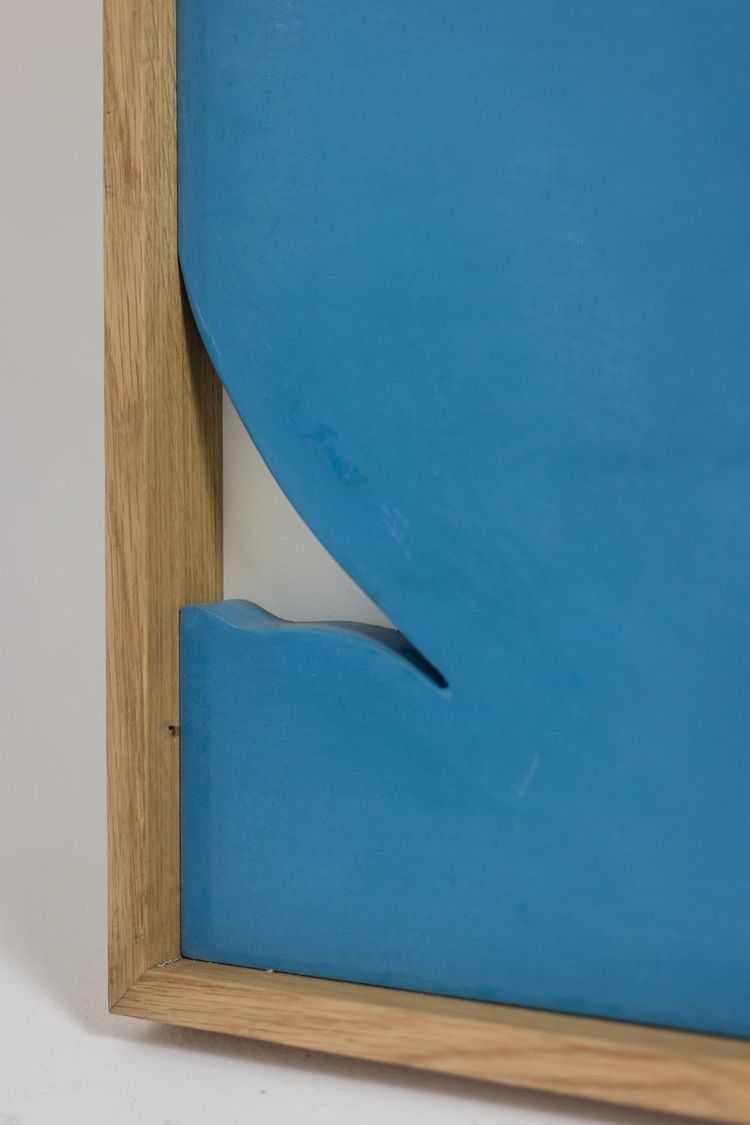 Blau lackiertes Holzrelief. Zeitgenössisches Werk eines französischen Künstlers. LS66623001