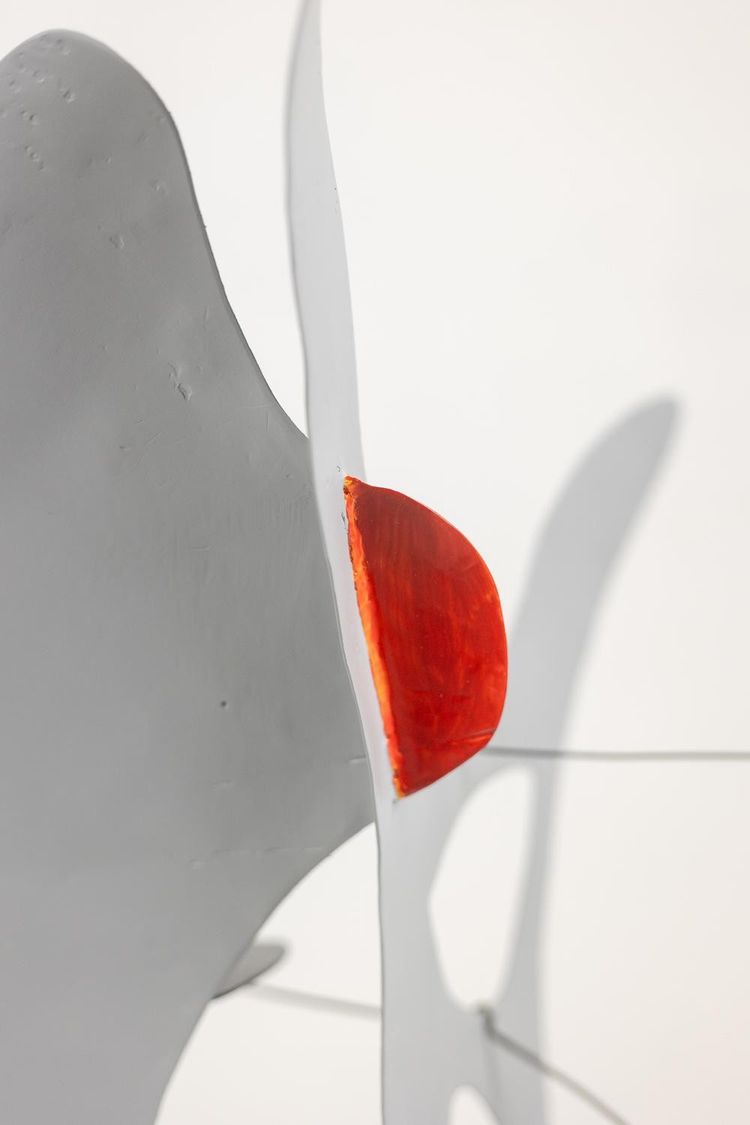 Scultura di Olivier Vonet in metallo laccato nero, blu e rosso. Contemporanea LS66681509