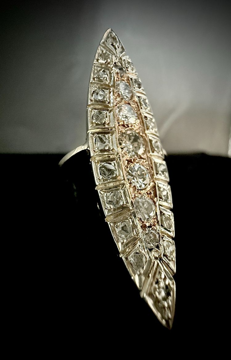 Bague Marquise sertie de 2 carats de diamants