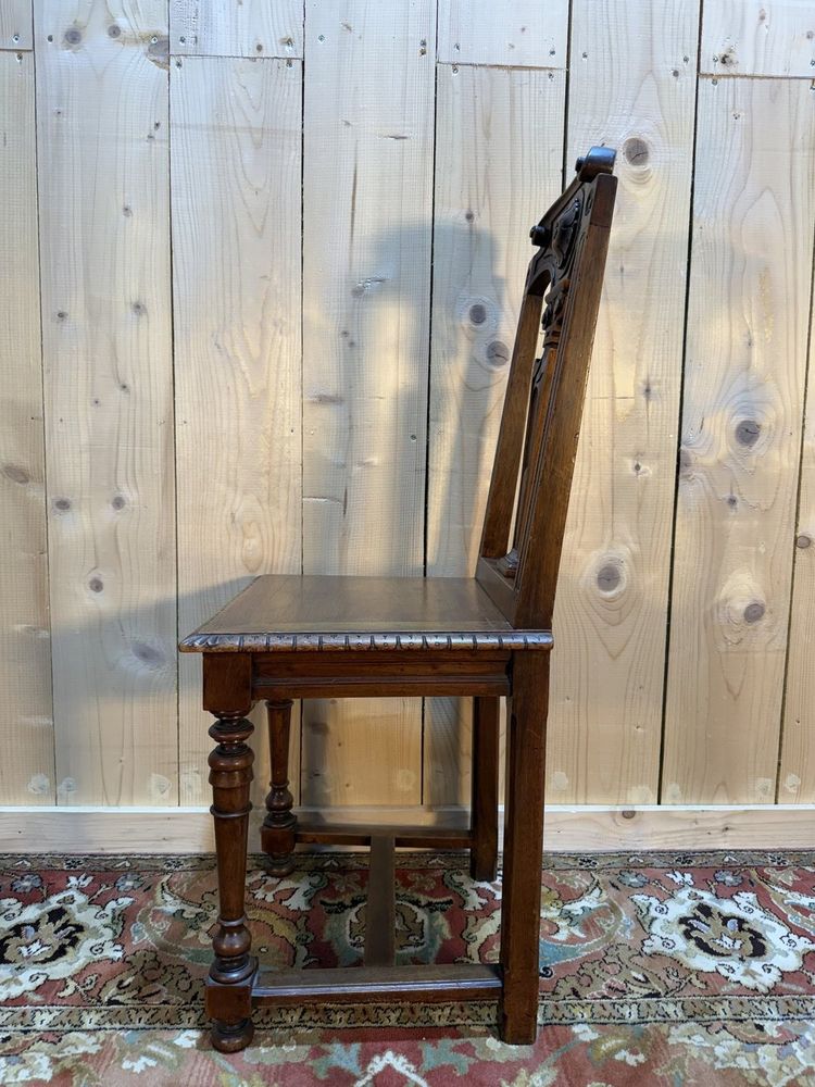 Suite of 8 Neo-Renaissance chairs in walnut