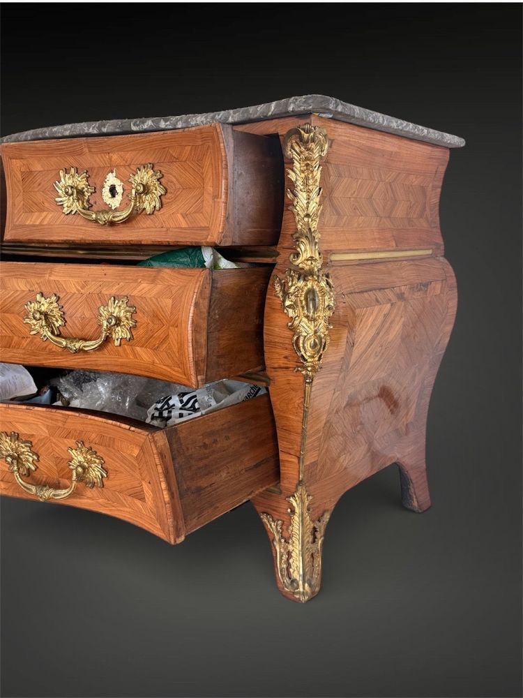 Commode galbée dite « tombeau » en marqueterie et bronze doré - Paris vers 1750