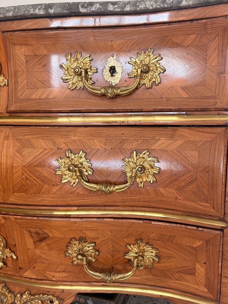 Commode galbée dite « tombeau » en marqueterie et bronze doré - Paris vers 1750