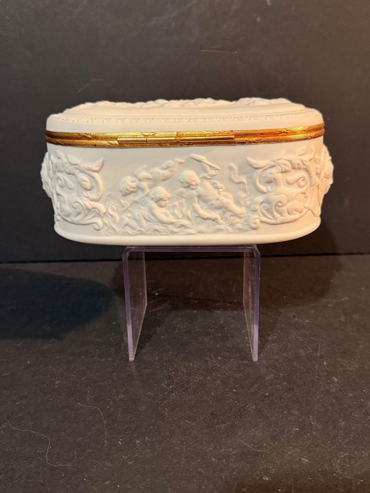 Biscuit tin – Neoclassical decoration – Coquet Limoges