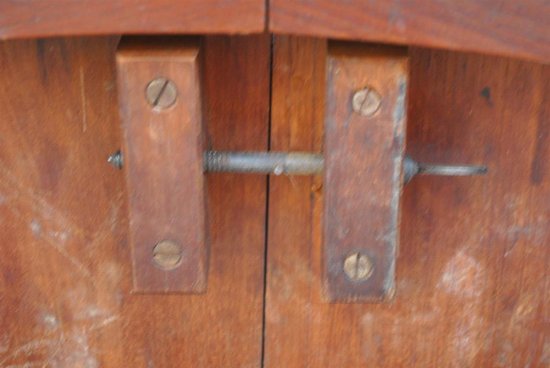 Ovaler Tisch aus Mahagoni mit Kratzern an den Seiten Ende des 19. Jahrhunderts