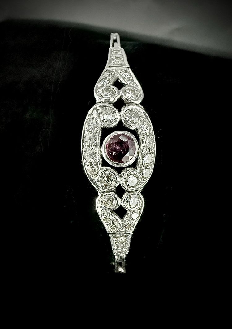18-carat white gold bracelet set with a ruby and diamonds