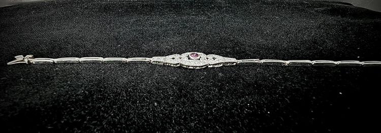18-carat white gold bracelet set with a ruby and diamonds