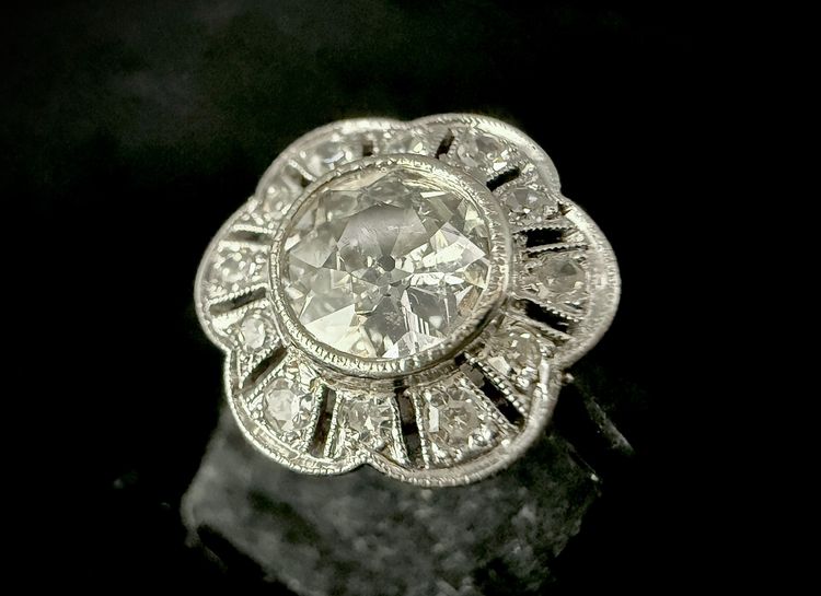 Art-Deco-Ring aus Platin mit einem Diamanten von 1,30 Karat