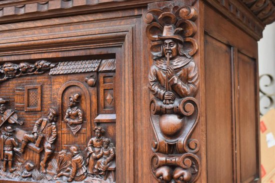 Exceptionnelle Armoire Richement Sculptée Renaissance