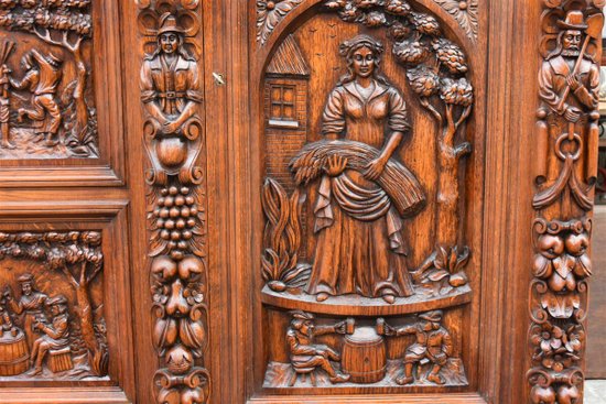 Exceptionnelle Armoire Richement Sculptée Renaissance