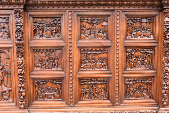 Exceptionnelle Armoire Richement Sculptée Renaissance