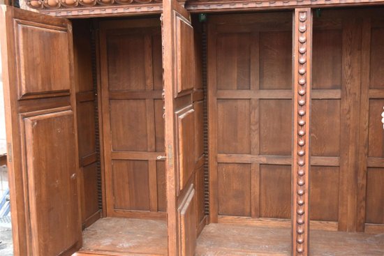 Exceptionnelle Armoire Richement Sculptée Renaissance