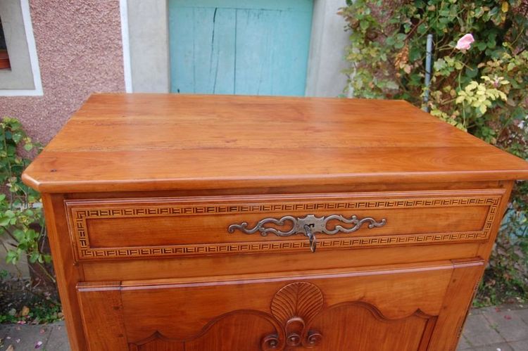 Credenza in ciliegio Luigi XV del XIX secolo