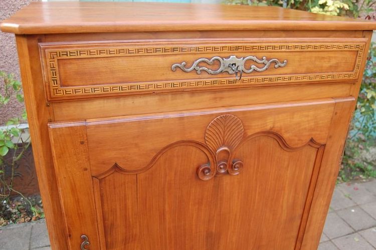 Credenza in ciliegio Luigi XV del XIX secolo
