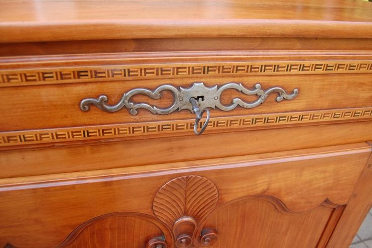 Credenza in ciliegio Luigi XV del XIX secolo