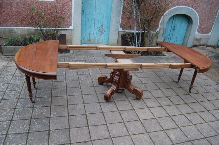 Napoleon III walnut table Late 19th century, 14 place settings with 3 extensions