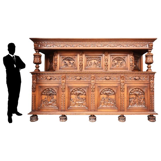 Eccezionale credenza doppia intagliata in stile rinascimentale