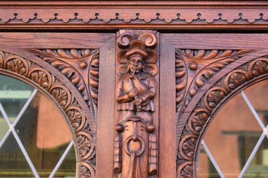 Grande Vitrine De Style Renaissance Aux Personnages En Chêne